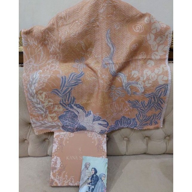 Kana Scarf Wearing Klamby