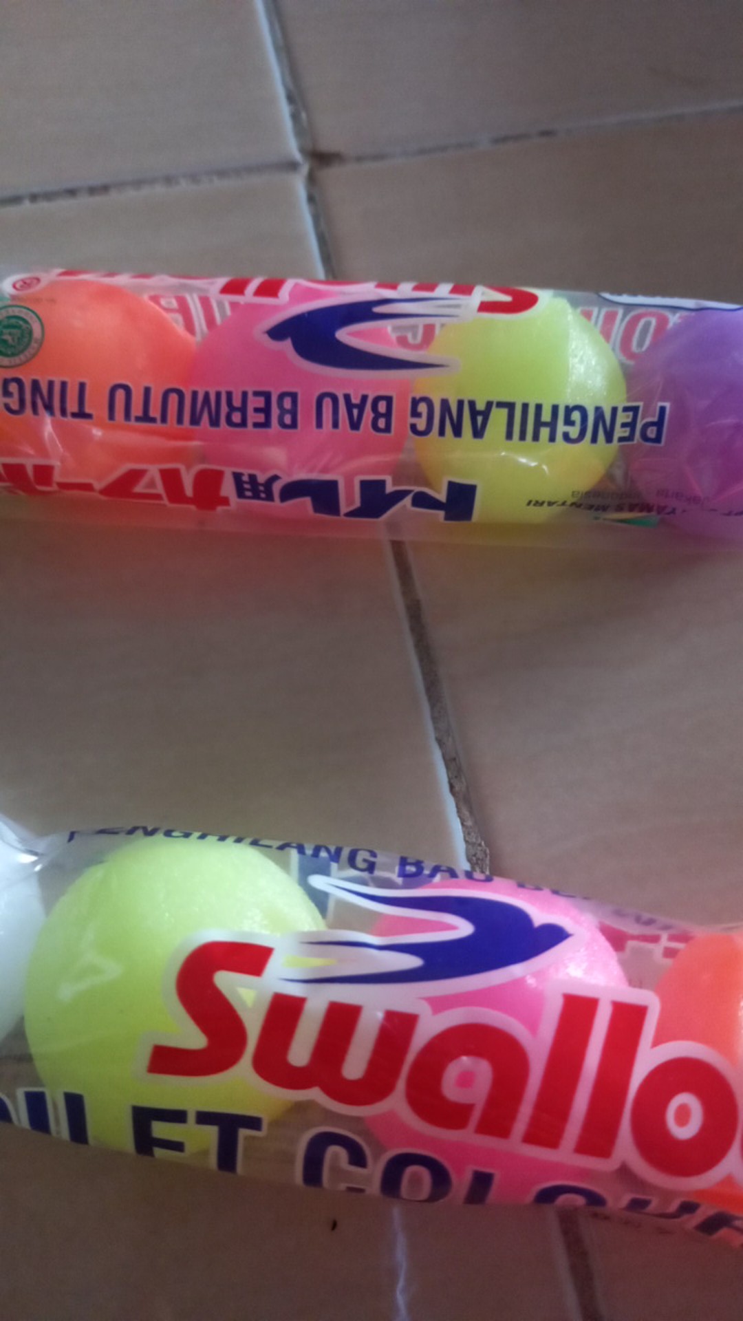 Swallow Kamper Toilet Kapur Barus Toilet Isi 5 Colour Ball/ Putih