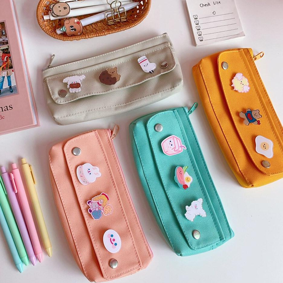 

MBJ © Pencil Case with Cute Brooch Korea Design Pen Case Tempat Pensil/Bolpoin ☏☏ (Terbaru)
