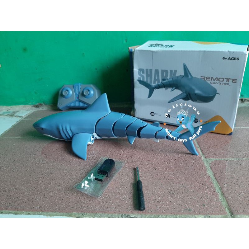Ikan hiu besar remote control