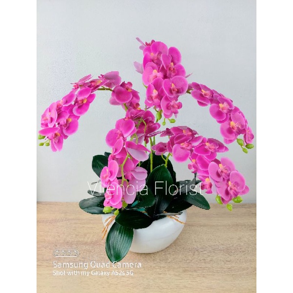 Tanaman bunga anggrek rangkai artificial palsu dekorasi dengan pot bulat besar