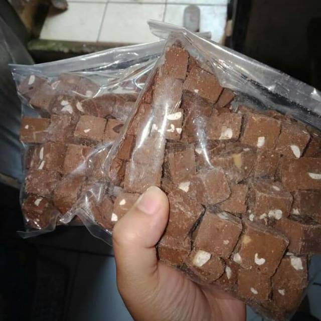 

COKLAT DADU ISI KACANG MIX CRISPY 1KG // COKLAT MURAH