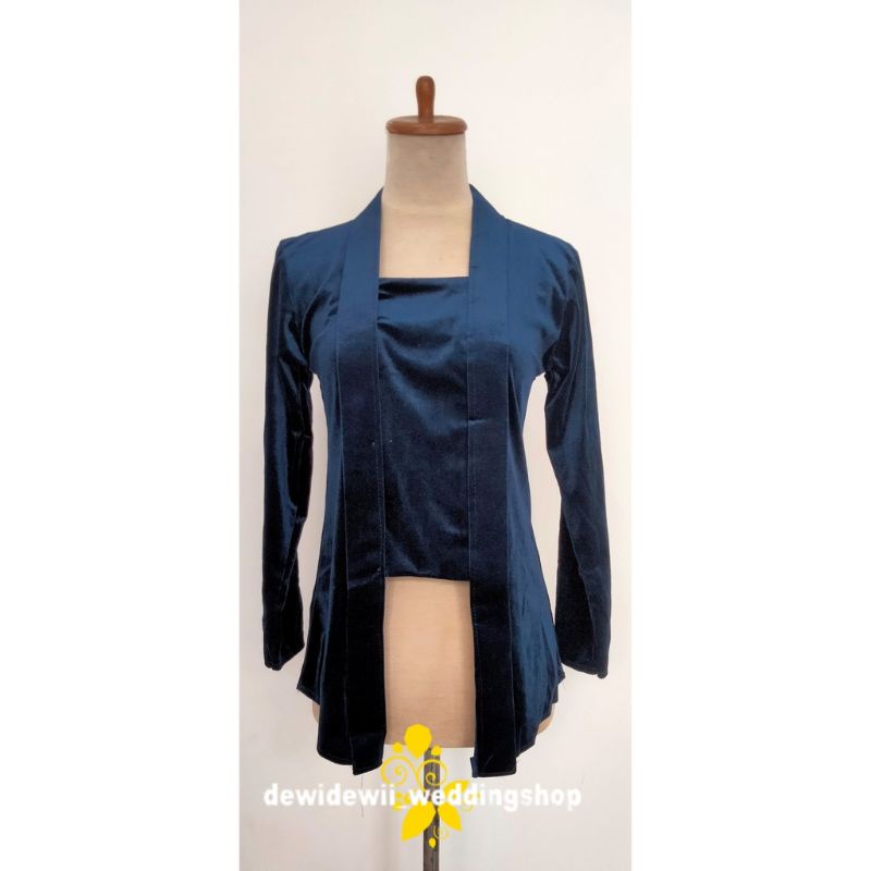 Kebaya Bludru Kutubaru, Warna Navy