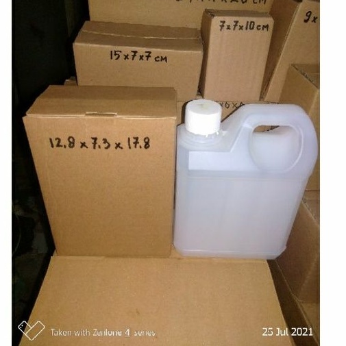 

Dus 1 liter 12.8x7.3x17.8 cm untuk packing jerigen