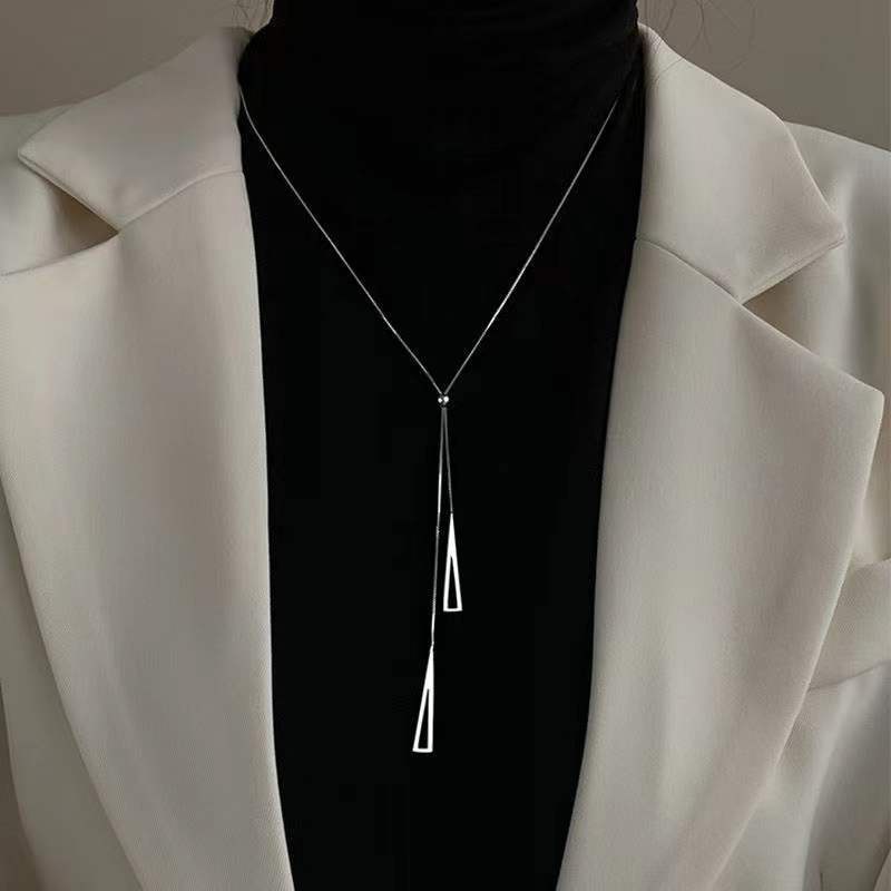 Kalung Rantai Dengan Liontin Segitiga Geometri Bahan Metal Untuk Wanita