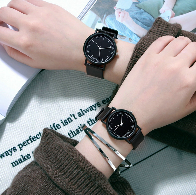 Jam tangan peledak versi Korea dari olahraga tren sederhana dan jam tangan pasangan retro rekreasi-Scale black (large)