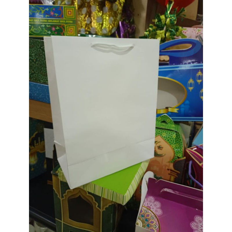 

paper bag buku putih ivory bahan tebal isi 12 pcs terlaris dan