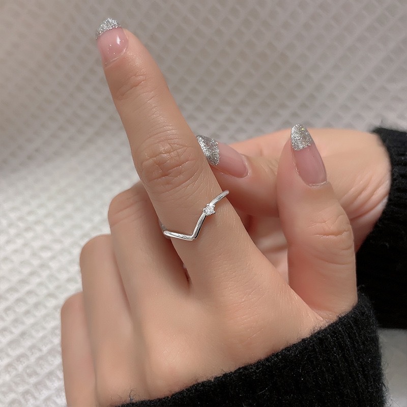 Cincin Sterling Silver S925 Bentuk Huruf V Aksen Berlian Zirkon Ukuran Dapat Disesuaikan Untuk Wanita