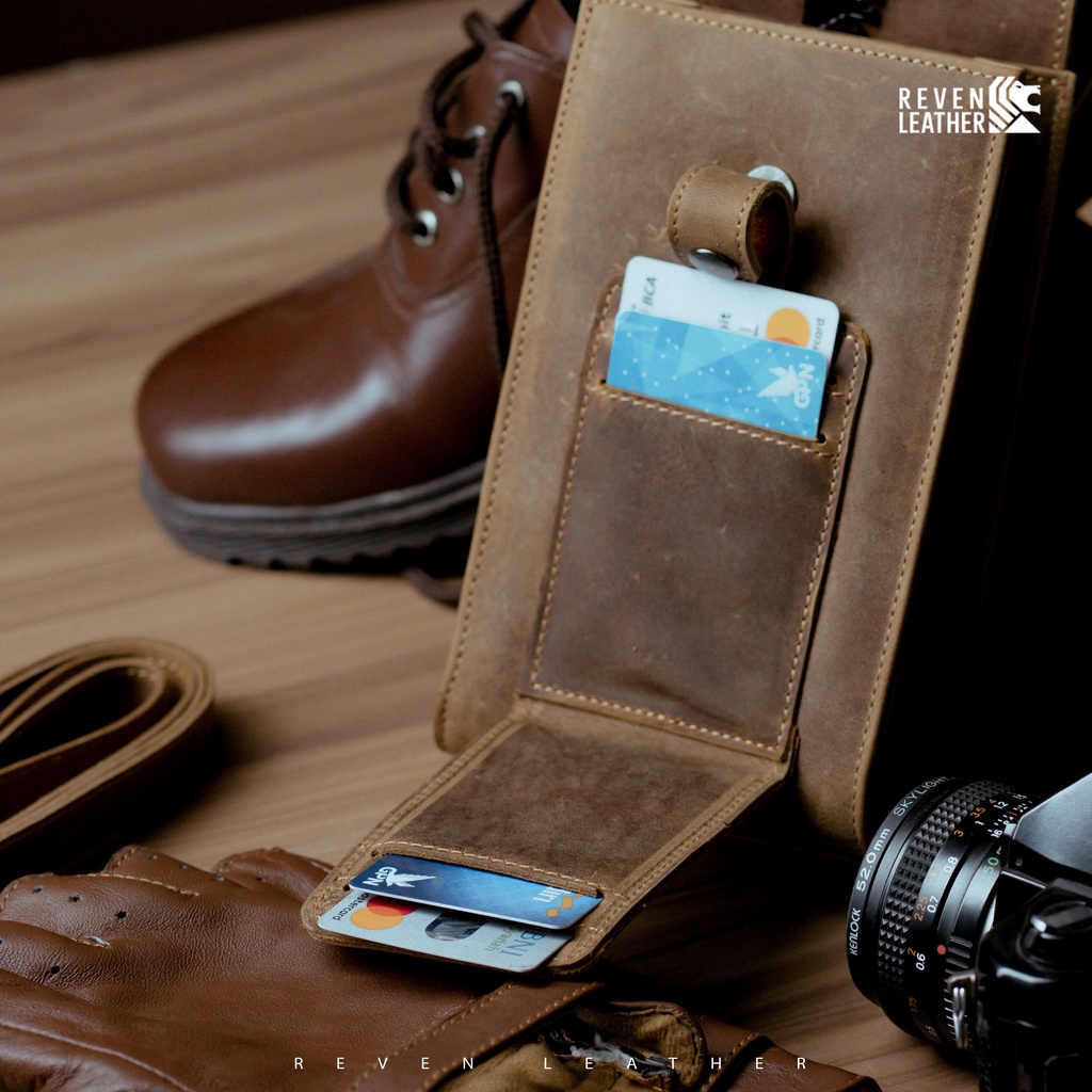 REVEN LEATHER- Mustang Smartphone Slingbag