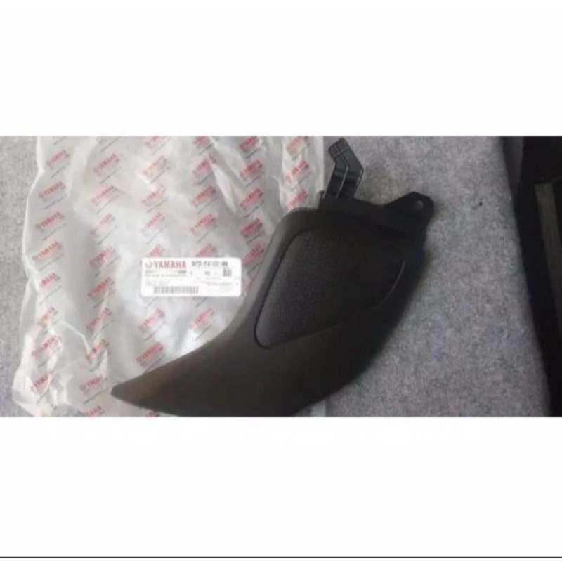 SEAT KNEE GRIP COVER TANGKI BAWAH MT 15 MT15 KANAN ORIGINAL YAMAHA B7D-F4122-00