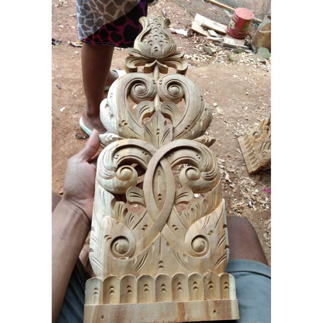 Tempel ukir tiang rumah klasik