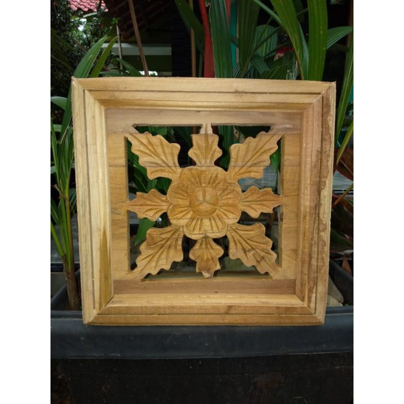 loster kayu jati persegi 25 x 25 bolak balik ada motif ukirnya