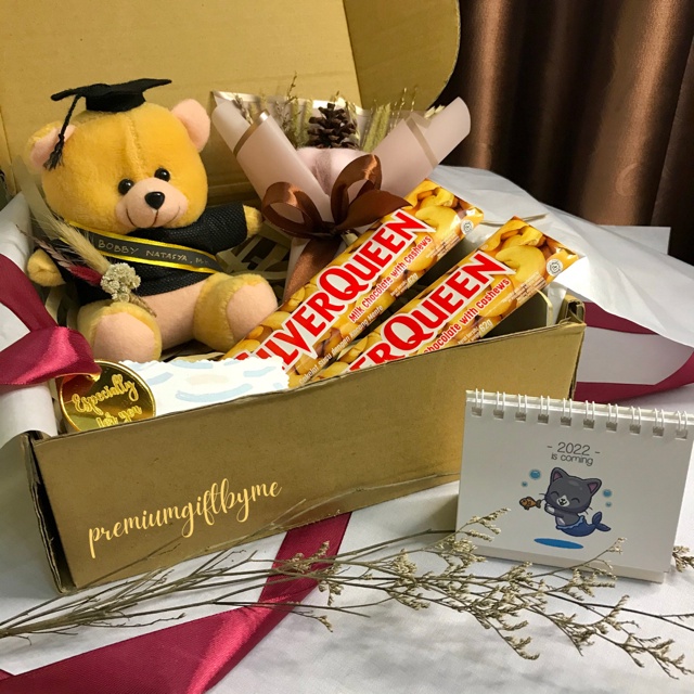 HAMPERS GRADUATION Cokelat Silverqueen 62gr Buket Bunga Dried Flower Bucket Boneka Doll Kado Ultah Hadiah Valentine Pernikahan Gift Paket Wisuda Ulang Tahun Tunangan Kelahiran Hampers Premium Murah Unik Estetik Aesthetic Sahabat Pacar Istri Bayi Anak Box