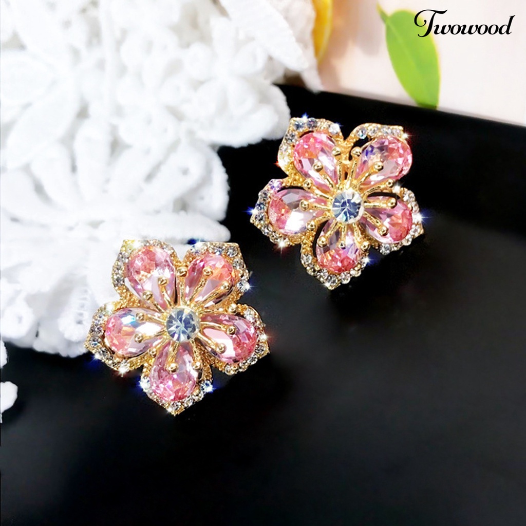 1 Pasang Anting Stud Bentuk Bunga Aksen Glitter Bahan Alloy Tahan Lama Untuk Wanita