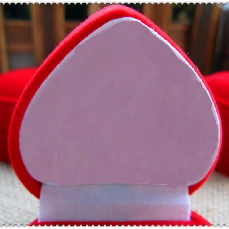 kotak/tempat cincin Love.