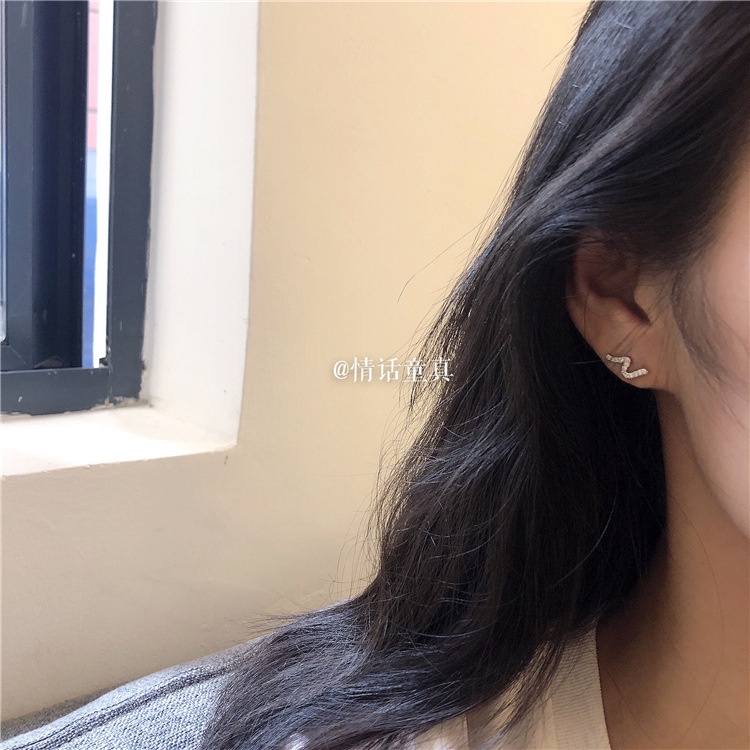 Baru fashion sense sederhana anggun mungil anting-anting tembaga mikro bertatahkan zircon gelombang