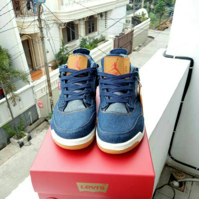 Sepatu Basket Air Jordan 4 Levis