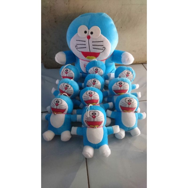 BONEKA DORAEMON BERANAK 10 SIZE L gratis tempelan kaca