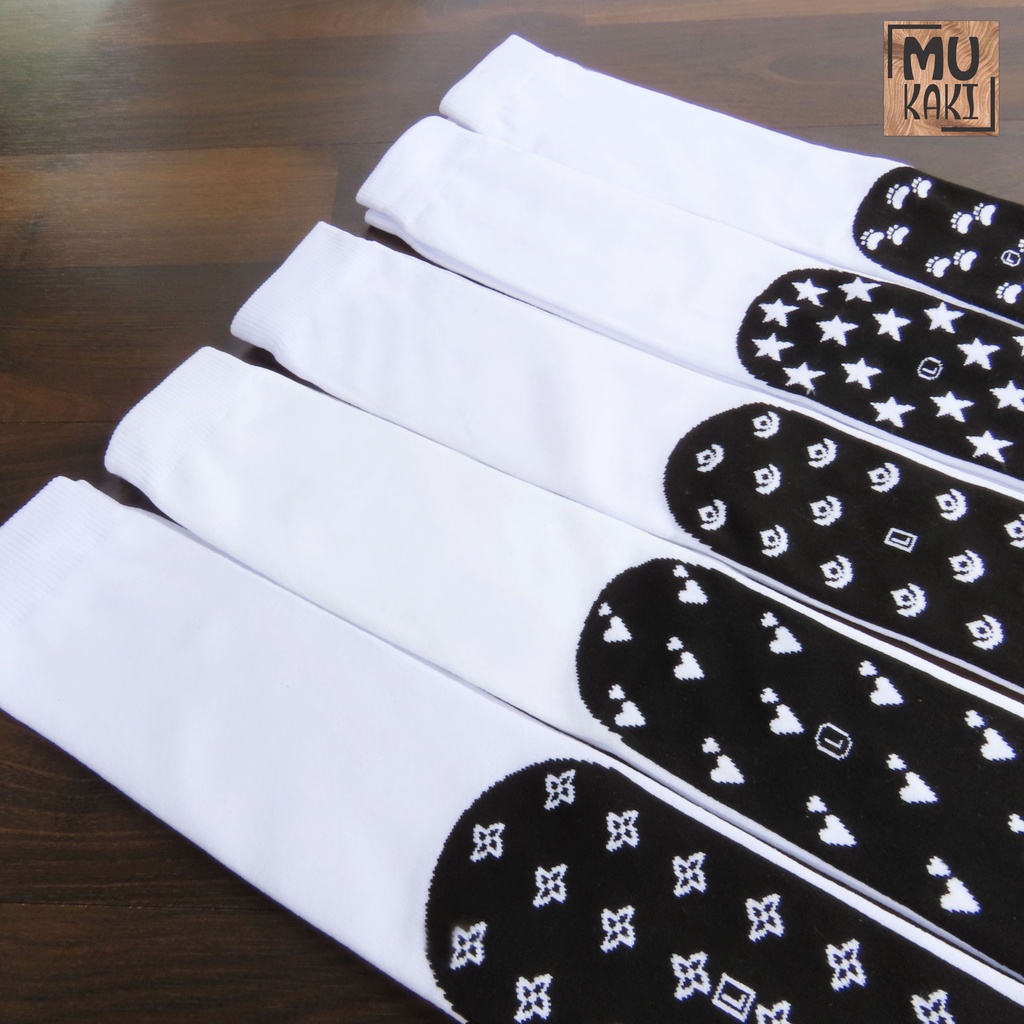 Kaos Kaki Jempol Telapak Hitam Motif Mukaki