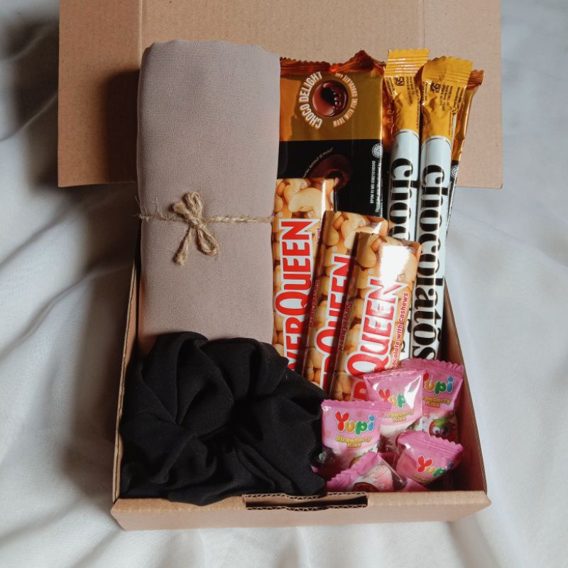 

[TERMURAH]HAMPERS HIJAB DAN SNACK SILVERQUEEN