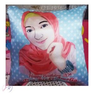

Jual Hadiah Souvenir Kado Bantal Foto Printing 40 X 40 cm Custom vectorart karikatur Murah