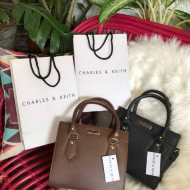 

CHARLES AND KEITH. TIPE LOVA gratis paper bag