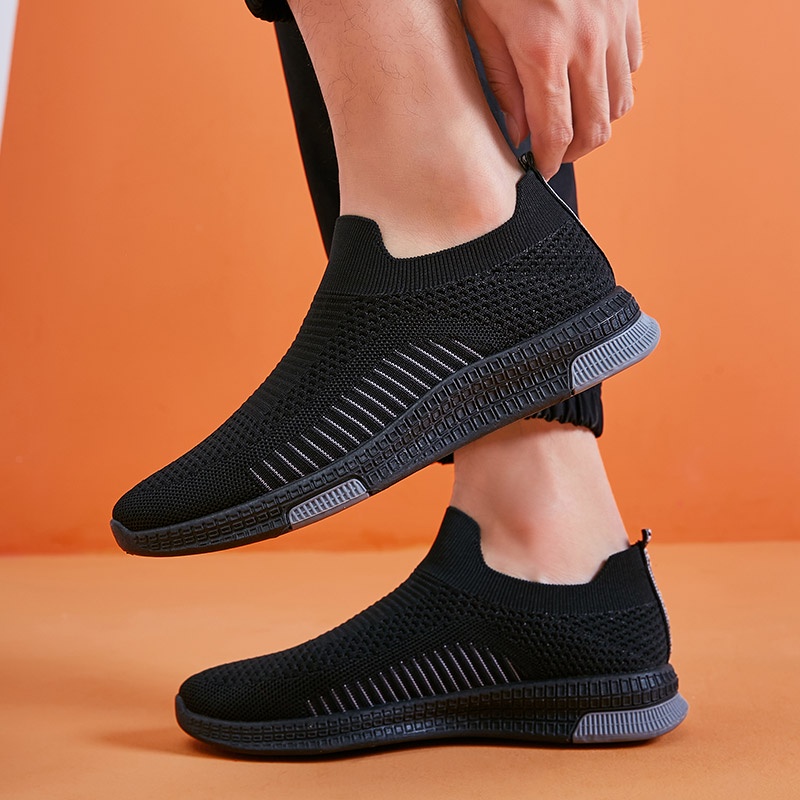 Highland Sepatu Pria Black Sneakers Cowok Sepatu Slip On Casual Running Sepatu Kasual Pria Warna Hitam Sepatu Kerja Kuliah MR130