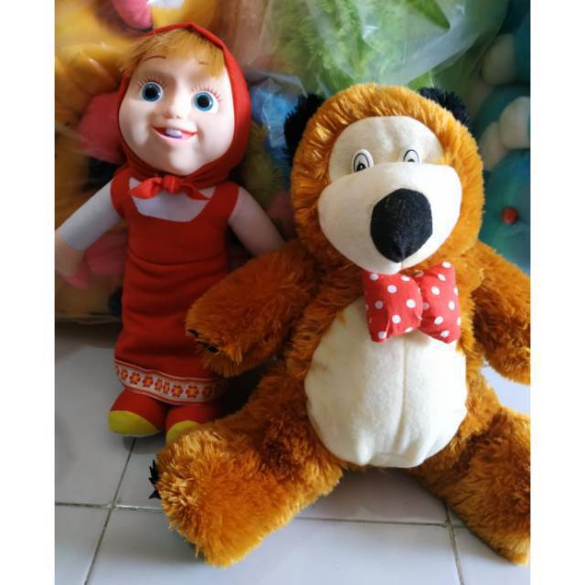 sepasang boneka anak perempuan dan bear