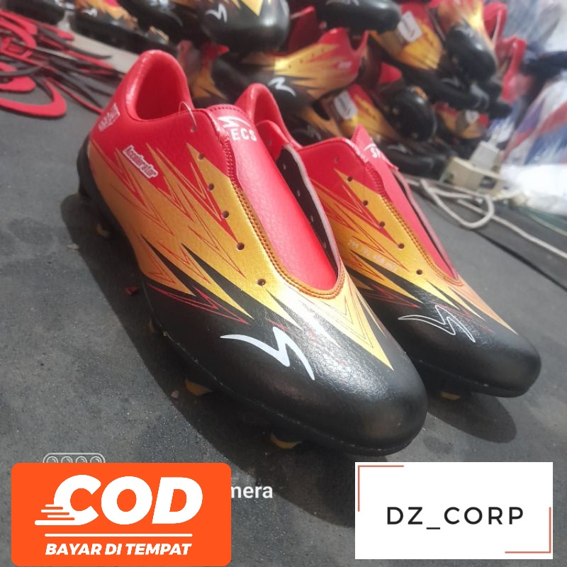 sepatu bola specs run to boy hitam