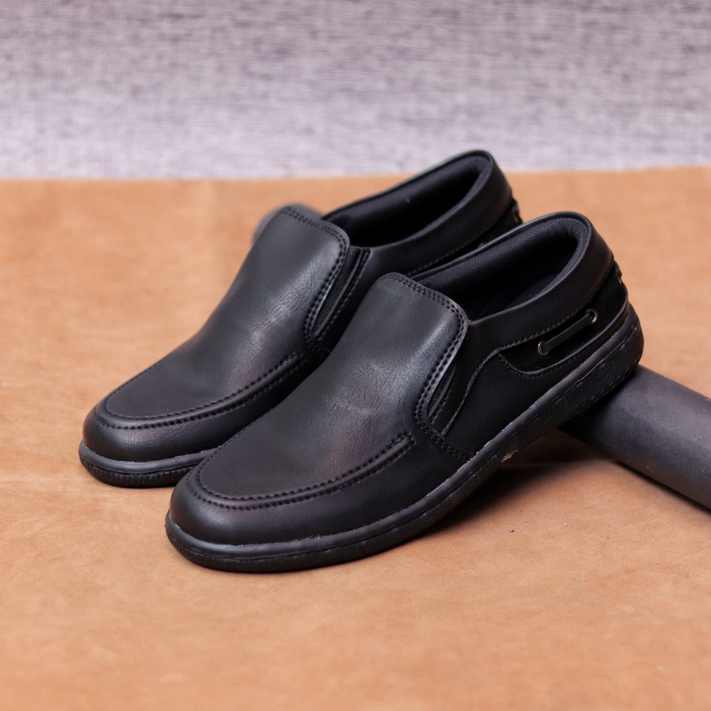 MOLK Sepatu Kasual Slip On Pria Hitam Semi Formal Sepatu Kulit Sintetik Kerja Kantor Kuliah Simple Murah Anti Slip