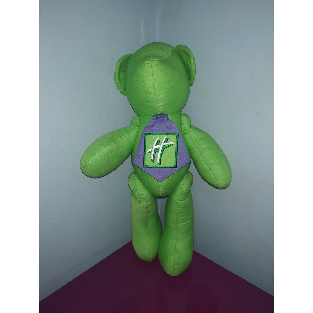 Boneka beruang hijau