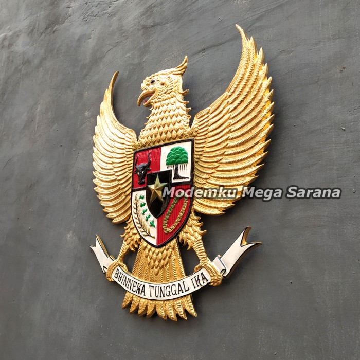 Patung Lambang Garuda Pancasila Bhinneka Tunggal Ika Aluminium Emas