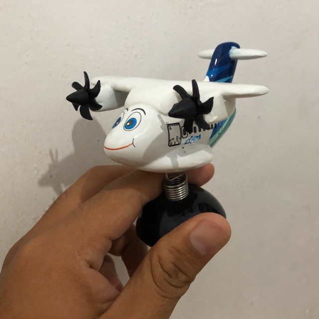 Miniatur pesawat per Garuda Indonesia karikatur