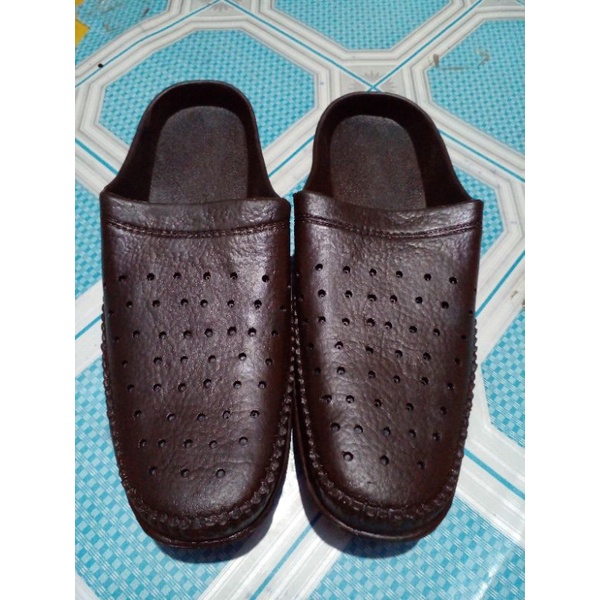 215 / sandal slop untuk pria model sekarang merk tamara size M .L .XL