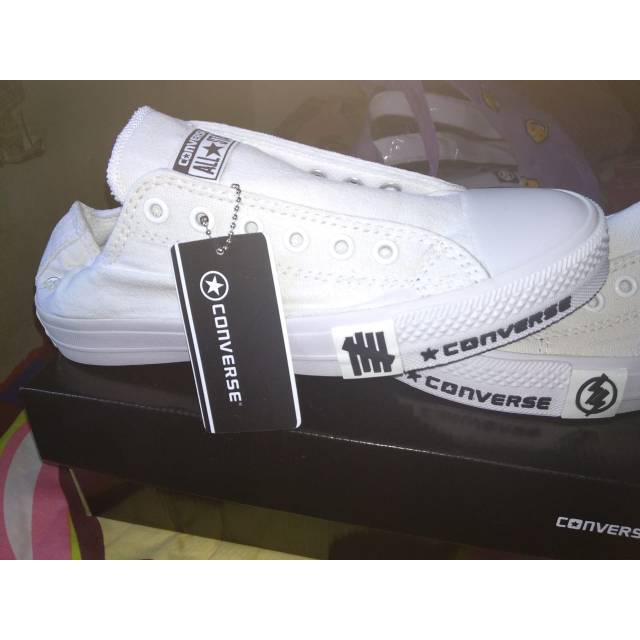 Sepatu sneakers converse putih pendek