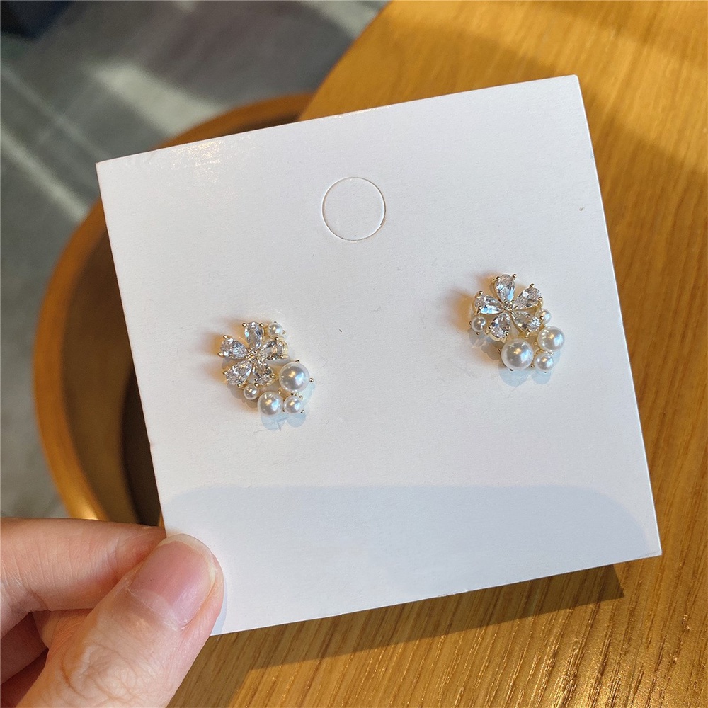 Anting Stud Zircon Bentuk Bunga Aksen Mutiara Multicolor Untuk Wanita