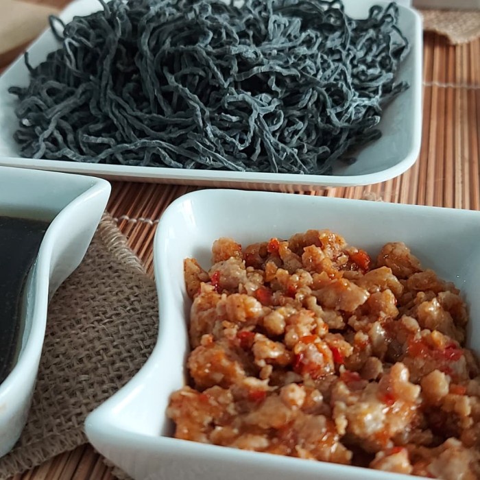 

Ss5g74gfd Bakmi/ Yamin / Mie Hitam/Charcoal Rica Mamayu (Frozen / Beku / Vacuum) - Manis Ff04151