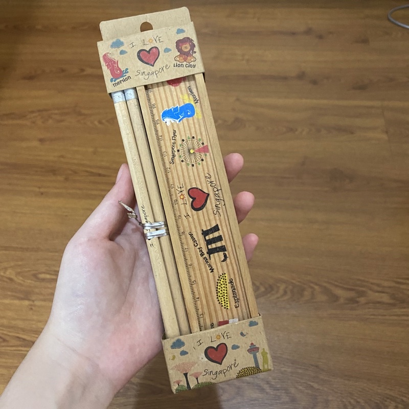 

Souvenir/Oleh-oleh Singapura "I Love Singapore" 4 Pensil dan Kotak Pensil Kayu