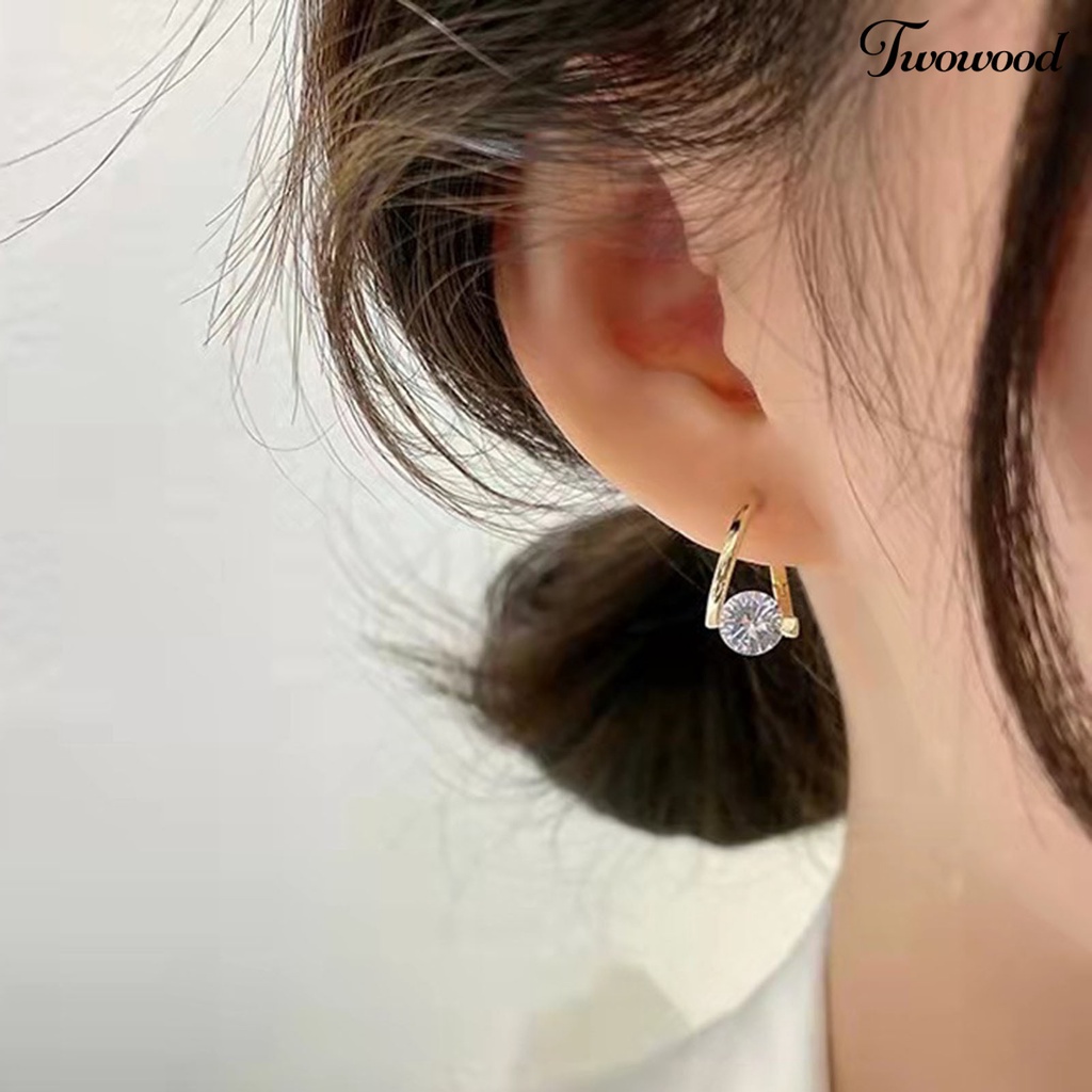 1 Pasang Anting Stud Bentuk Geometris Aksen Berlian Imitasi Untuk Wanita