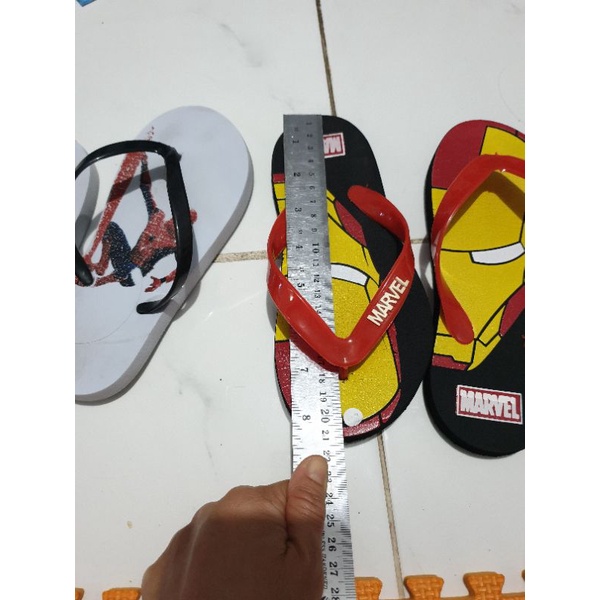 Preloved Sandal Jepit Anak karakter marvel. spiderman dan iron man. Bekas