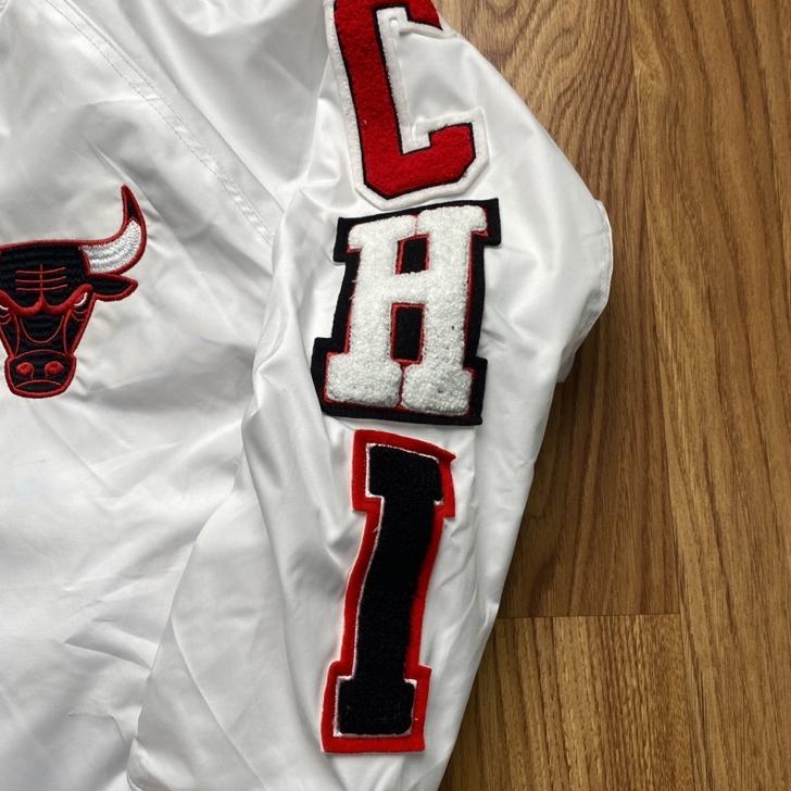 Sangat Nyaman.. VARSITY JACKET BULLS - CHI PUTIH BORDIR BULU HITAM