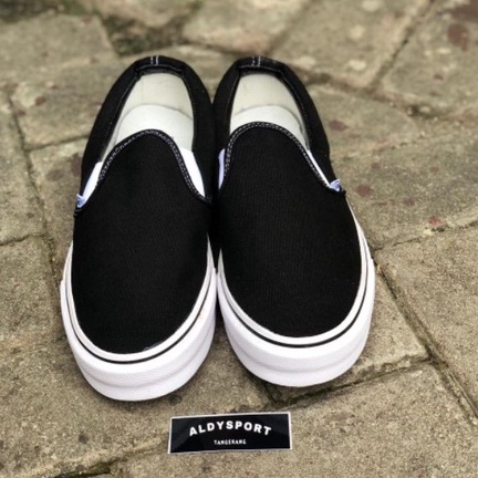 SEPATU SLIPON VANS SLIPON OG BLACK WHITE PREMIUM MADE IN CHINA. SEPATU SNEAKERS PRIA TERMURAH  BERKWALITAS