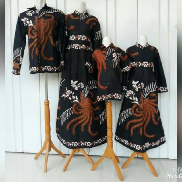 SERAGAM KELUARGA BATIK MOTIF SAWUNGGALING HITAM SBY MOTIF KESUKAAN IBU ANI YUDHOYONO (ALMH)