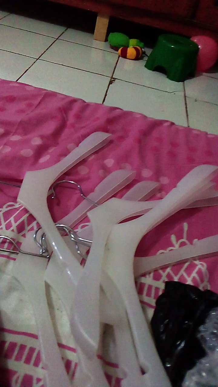 Hanger Baju Plastik Preloved
