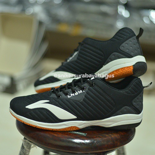 Sepatu Badminton Lining Hitam