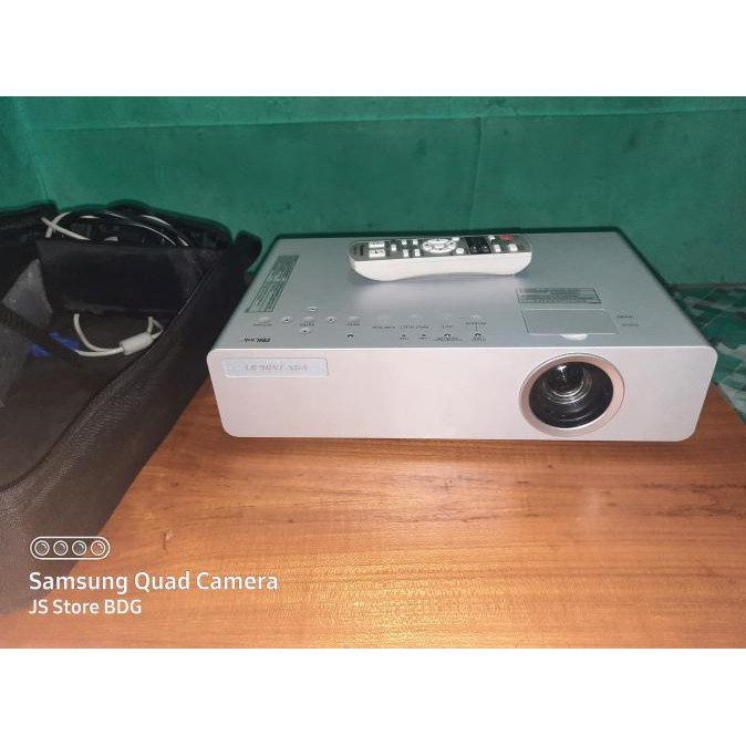 Proyektor Portabel Panasonic PT-LB90NT 3500 Lumens Putih
