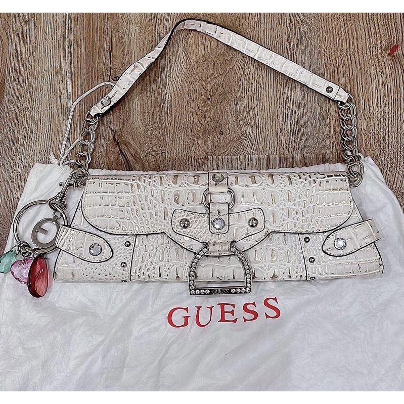 Tas wanita semi clutch merk GUESS