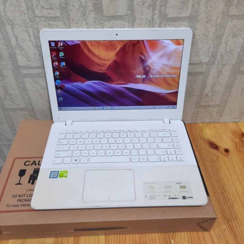 Laptop Asus Vivobook X441URR Cor i5-8250U Gen 8 Ram 8GB/HDD 1TB Nvdia Geforce 930M 2 GB windows 10 Mulus