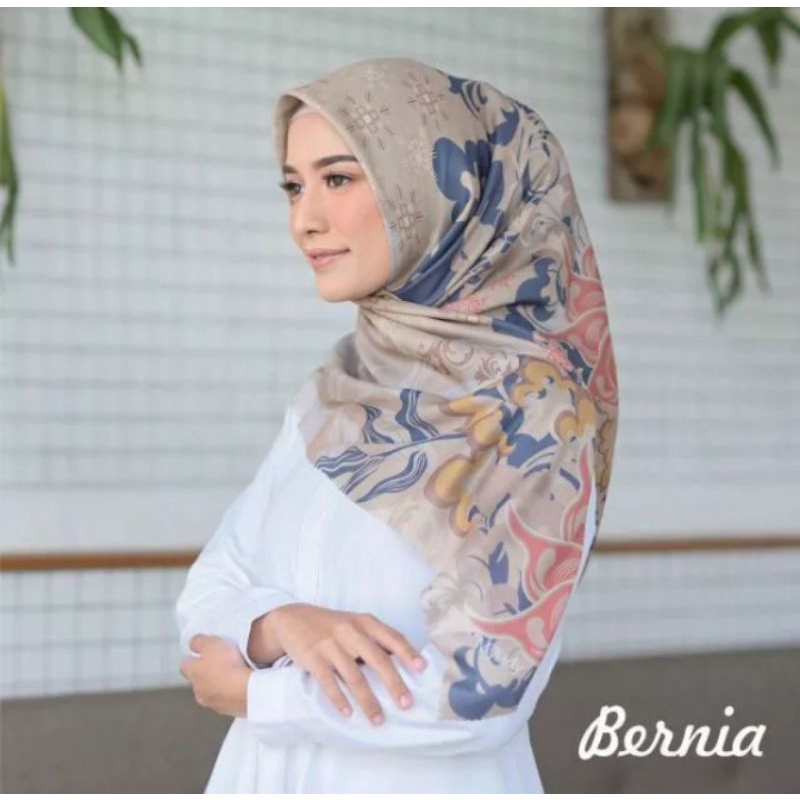 HIJAB SEGI EMPAT DEENAY MOTIF BERNIA  SUPER PREMIUM