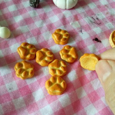 

Handmade miniatur paw bread